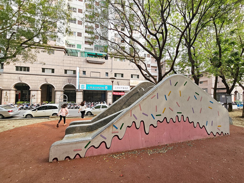 【台中特色公園】在地人溜小孩好地方~南區樹義園道|磨石子溜滑梯|旋轉盤設施|臺中美樂地 - 第8張圖 【台中特色公園】在地人溜小孩好地方~南區樹義園道|磨石子溜滑梯|旋轉盤設施|臺中美樂地