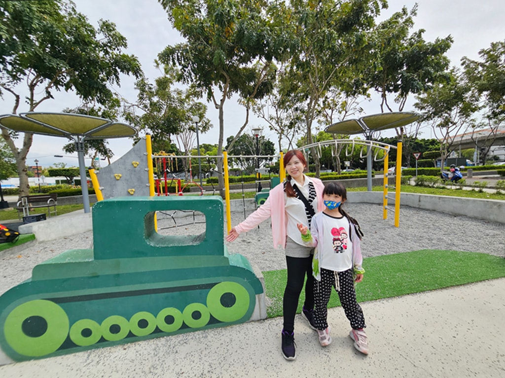 【台中特色公園】組合式遊具攀爬裝置~豐原忠勤新村綠地｜隱藏版放空基地｜廢墟變綠洲｜臺中美樂地