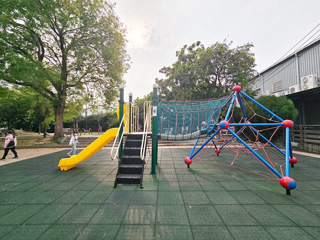 【台中特色公園】溜滑梯遊具+攀爬式裝置~南區樹義公園｜社區小孩放電區｜臺中美樂地