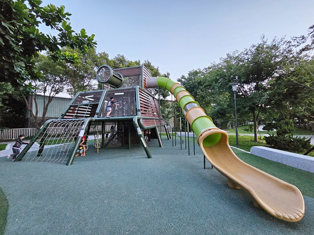 【台中特色公園】戰域堡壘遊戲場~神岡豐洲公園｜軍事風主題｜戰車造型溜滑梯｜攀爬網＋平衡設施｜臺中美樂地