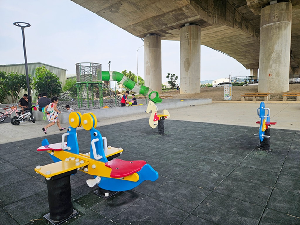 【台中特色公園】高攀爬遊具溜滑梯~龍井中興橋下綠地|在地人私藏放空基地|打球放風去|臺中美樂地 - 第8張圖 【台中特色公園】高攀爬遊具溜滑梯~龍井中興橋下綠地|在地人私藏放空基地|打球放風去|臺中美樂地