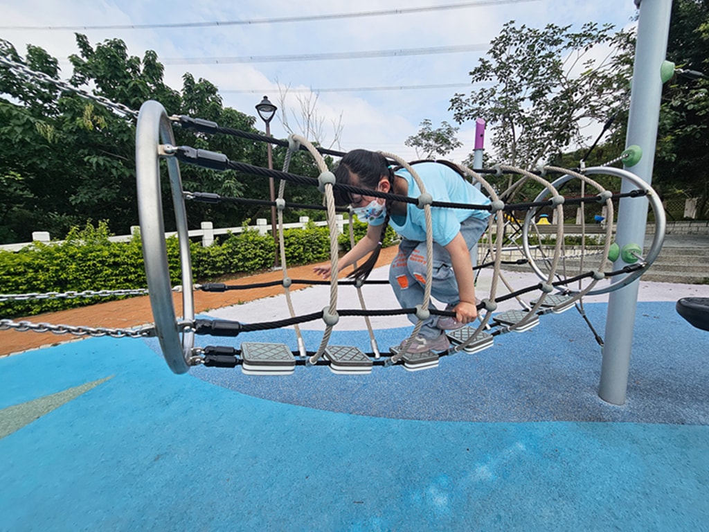 【台中特色公園】海洋主題兒童遊戲區~龍井鯉魚山公園|幼兒體能訓練|山林系遊戲場|繩索攀爬+溜滑梯一次滿足|臺中美樂地 - 第8張圖 【台中特色公園】海洋主題兒童遊戲區~龍井鯉魚山公園|幼兒體能訓練|山林系遊戲場|繩索攀爬+溜滑梯一次滿足|臺中美樂地