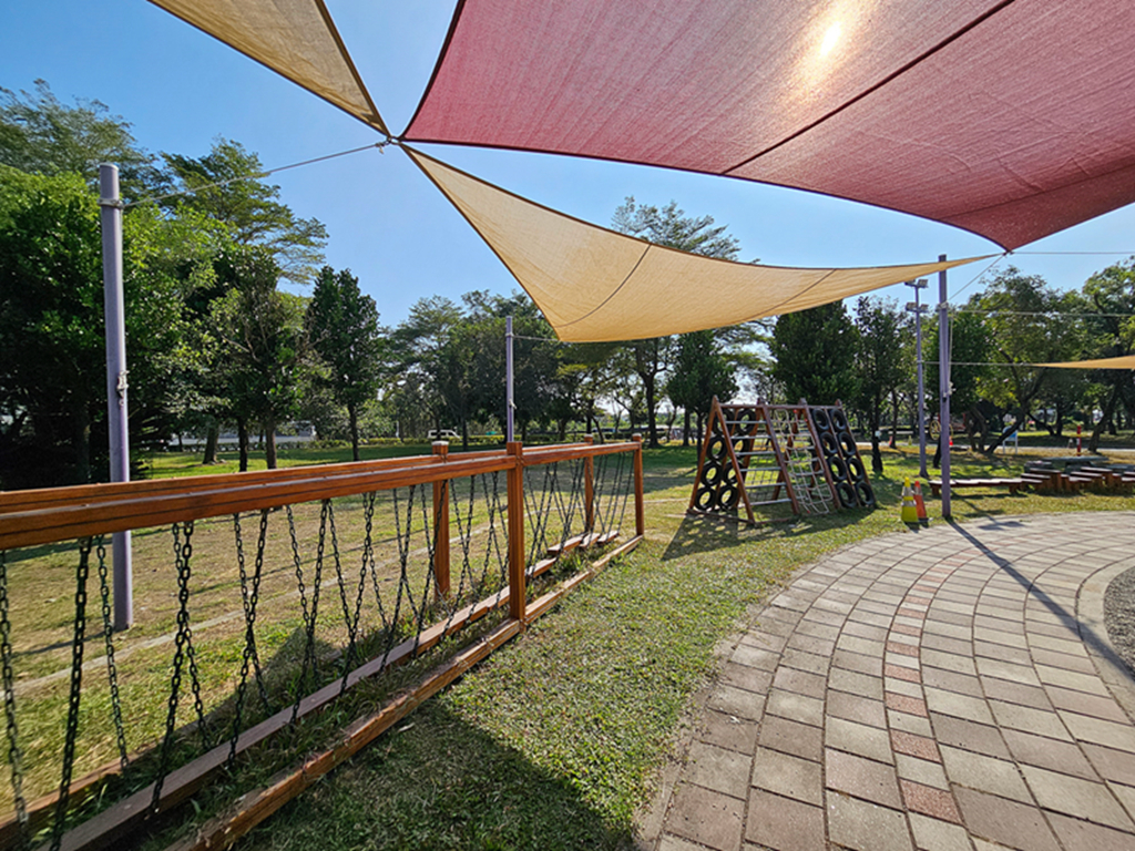 【屏東特色公園】客家樹屋編織遊戲場~佳冬共融遊戲場(佳冬國小)｜11米高塔溜滑梯｜沙坑挖土機+多元鞦韆區｜藏在校園裡的放電秘境