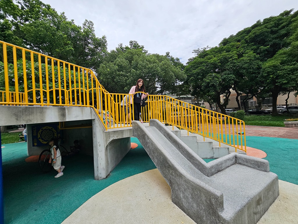 【台北特色公園】消防防災塔遊戲場~文山景華公園|高塔滑梯+旋轉飛輪+鞦韆區|景美站親子放電綠地 - 第9張圖 【台北特色公園】消防防災塔遊戲場~文山景華公園|高塔滑梯+旋轉飛輪+鞦韆區|景美站親子放電綠地