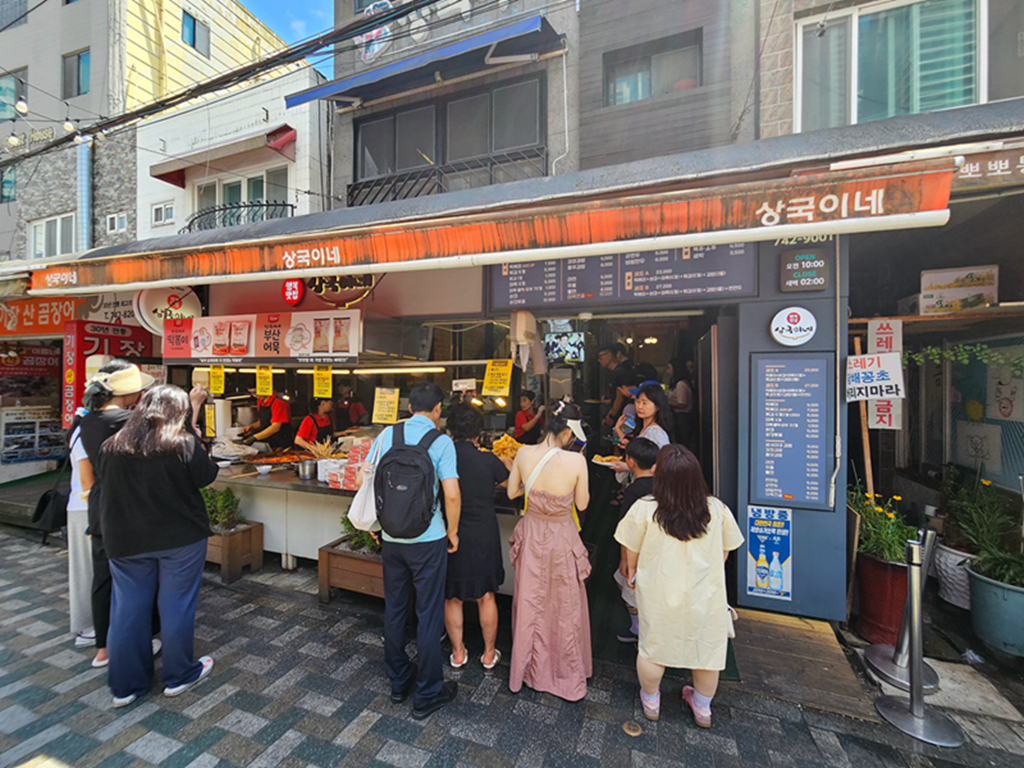 【韓國釜山美食】韓國在地人也愛的市場美食~釜山海雲台傳統市場｜炸物、蒸餃、在地小吃一路吃不停｜蜂巢冰淇淋+鯛魚燒｜爐紅餃子刀削麵