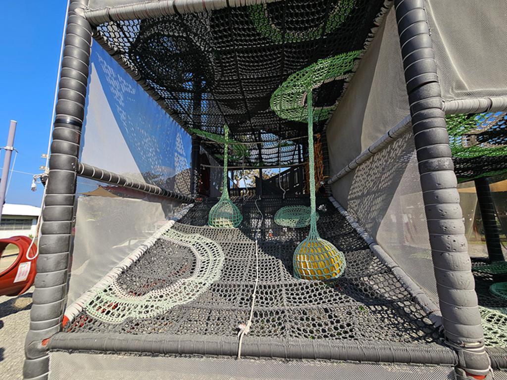 【屏東特色公園】客家樹屋編織遊戲場~佳冬共融遊戲場(佳冬國小)｜11米高塔溜滑梯｜沙坑挖土機+多元鞦韆區｜藏在校園裡的放電秘境