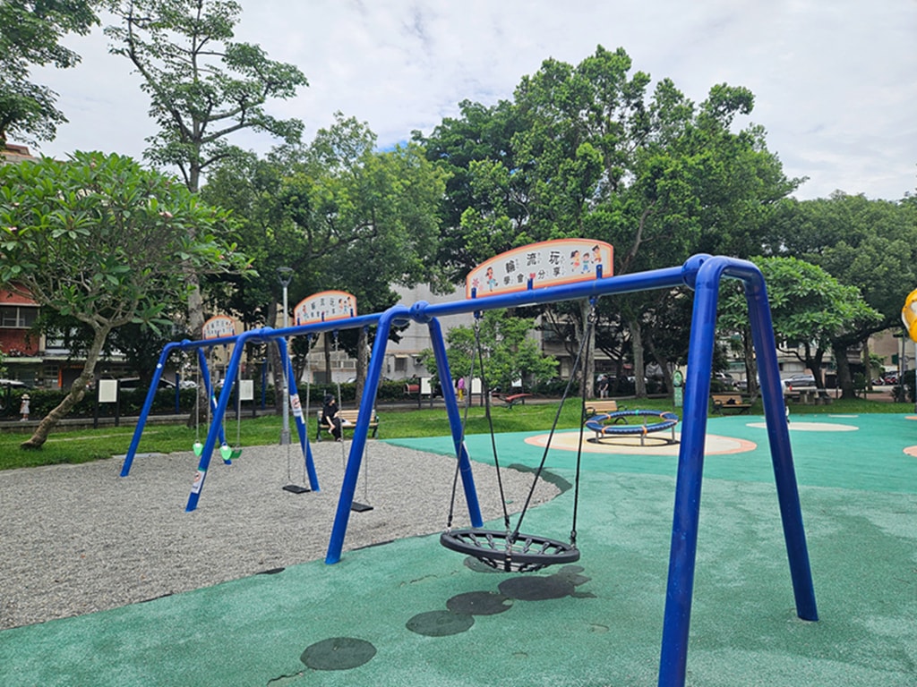 【台北特色公園】消防防災塔遊戲場~文山景華公園｜高塔滑梯＋旋轉飛輪＋鞦韆區｜景美站親子放電綠地