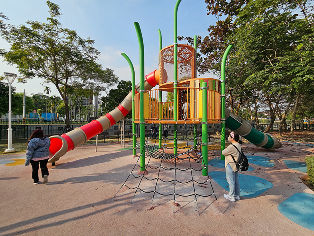 【屏東特色公園】雙座攀爬溜滑梯~內埔龍頸溪溪畔公園｜3D彩繪地景｜景觀台＋夜間光影｜鯨魚攀爬架＋草坡遊戲區