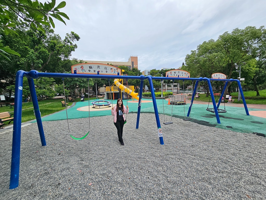 【台北特色公園】消防防災塔遊戲場~文山景華公園|高塔滑梯+旋轉飛輪+鞦韆區|景美站親子放電綠地 - 第11張圖 【台北特色公園】消防防災塔遊戲場~文山景華公園|高塔滑梯+旋轉飛輪+鞦韆區|景美站親子放電綠地
