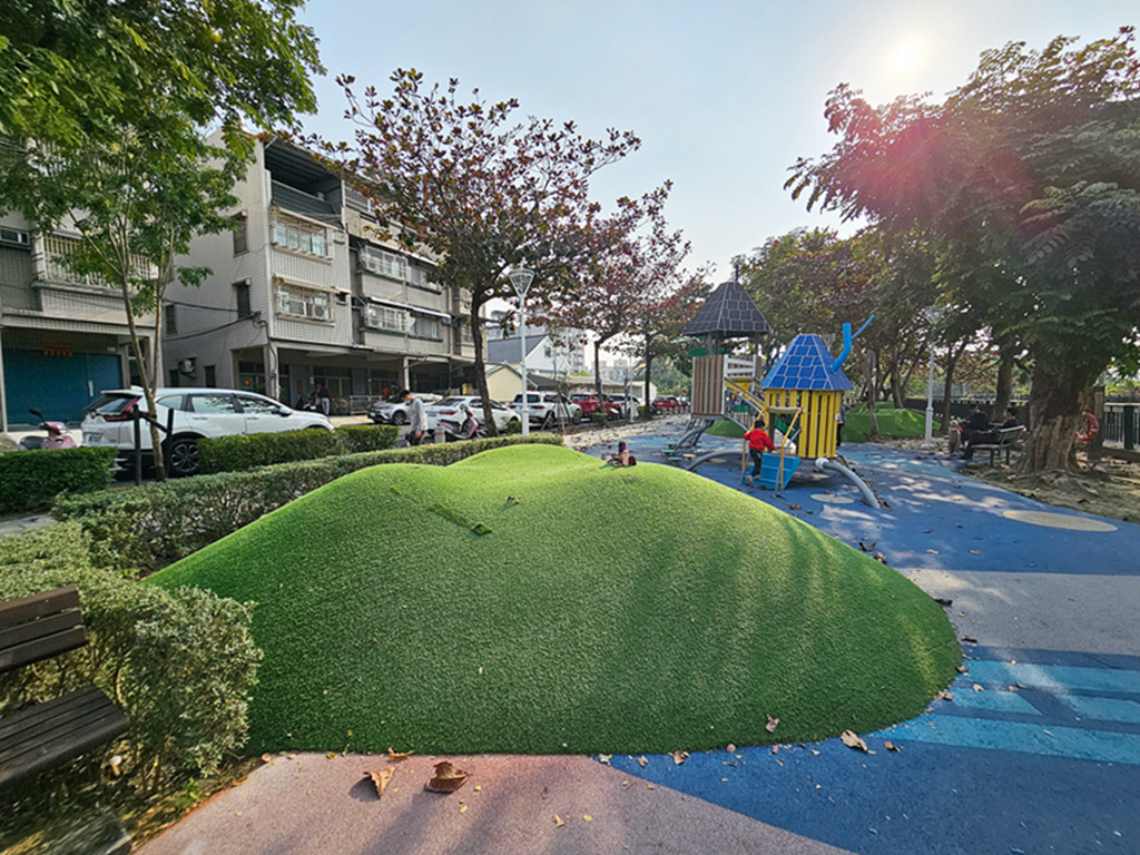 【屏東特色公園】雙座攀爬溜滑梯~內埔龍頸溪溪畔公園|3D彩繪地景|景觀台+夜間光影|鯨魚攀爬架+草坡遊戲區 - 第12張圖 【屏東特色公園】雙座攀爬溜滑梯~內埔龍頸溪溪畔公園|3D彩繪地景|景觀台+夜間光影|鯨魚攀爬架+草坡遊戲區