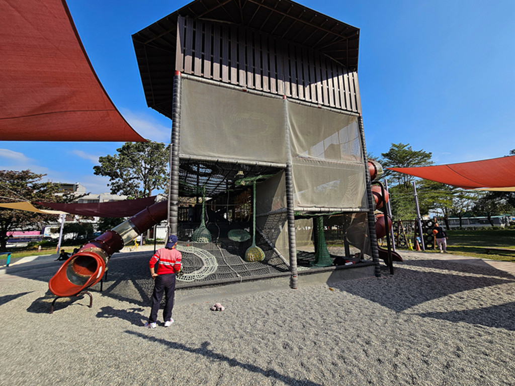 【屏東特色公園】客家樹屋編織遊戲場~佳冬共融遊戲場(佳冬國小)｜11米高塔溜滑梯｜沙坑挖土機+多元鞦韆區｜藏在校園裡的放電秘境
