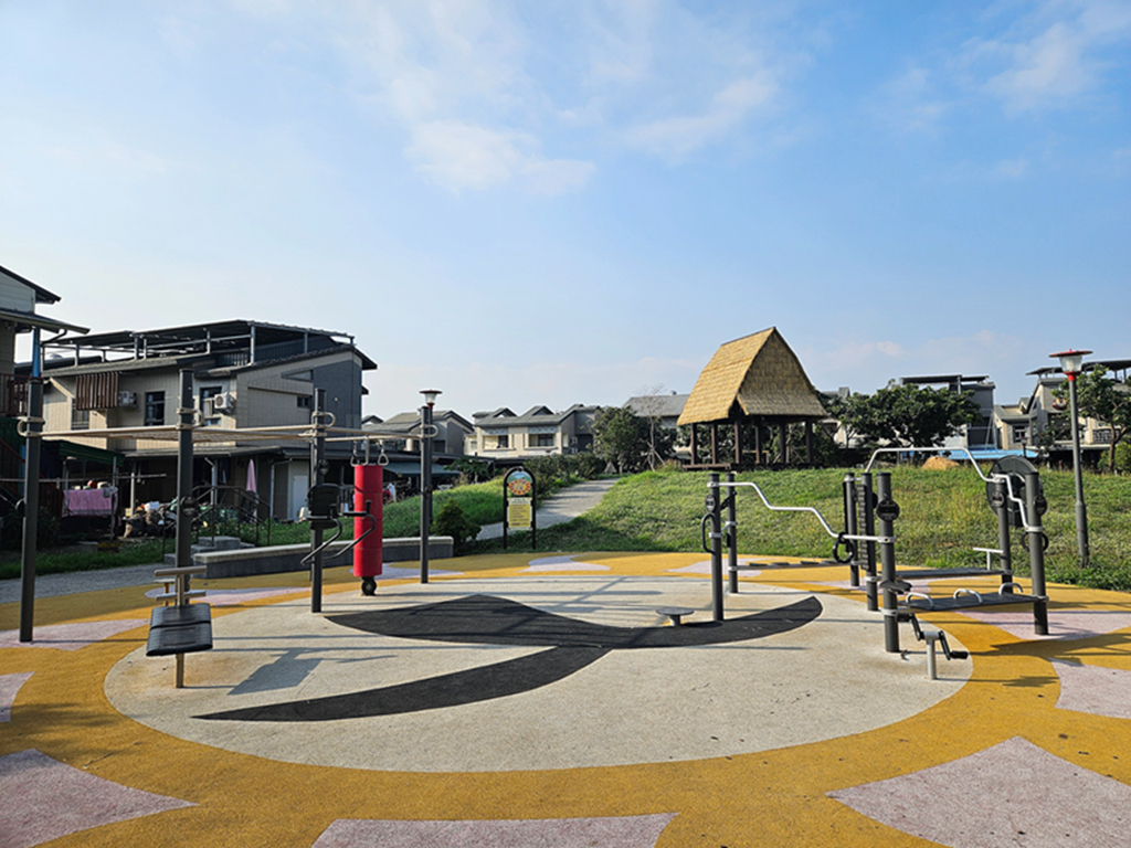 【屏東特色公園】新來義部落~來義共融遊戲場|百步蛇高塔溜滑梯|大型攀爬網|勇士平衡小徑+共融鞦韆區|原民文化特色遊戲場 - 第12張圖 【屏東特色公園】新來義部落~來義共融遊戲場|百步蛇高塔溜滑梯|大型攀爬網|勇士平衡小徑+共融鞦韆區|原民文化特色遊戲場