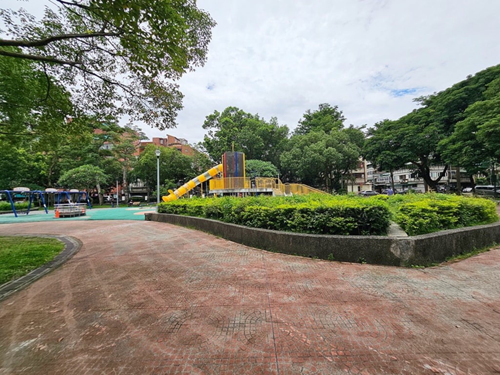 【台北特色公園】消防防災塔遊戲場~文山景華公園｜高塔滑梯＋旋轉飛輪＋鞦韆區｜景美站親子放電綠地