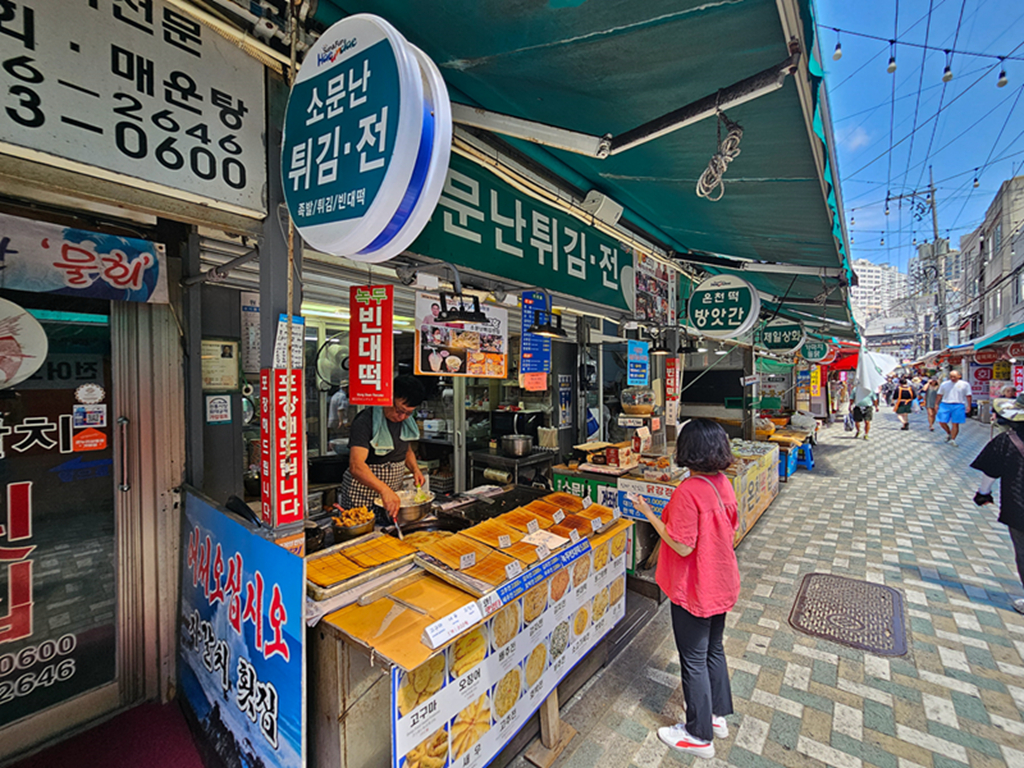 【韓國釜山美食】韓國在地人也愛的市場美食~釜山海雲台傳統市場｜炸物、蒸餃、在地小吃一路吃不停｜蜂巢冰淇淋+鯛魚燒｜爐紅餃子刀削麵