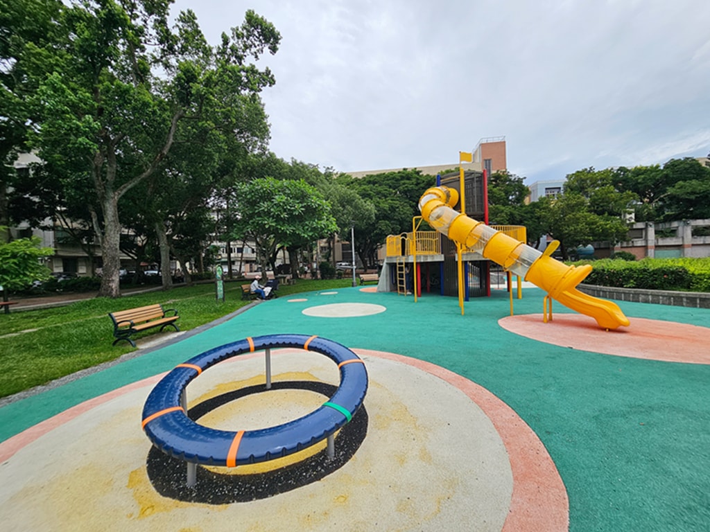 【台北特色公園】消防防災塔遊戲場~文山景華公園｜高塔滑梯＋旋轉飛輪＋鞦韆區｜景美站親子放電綠地
