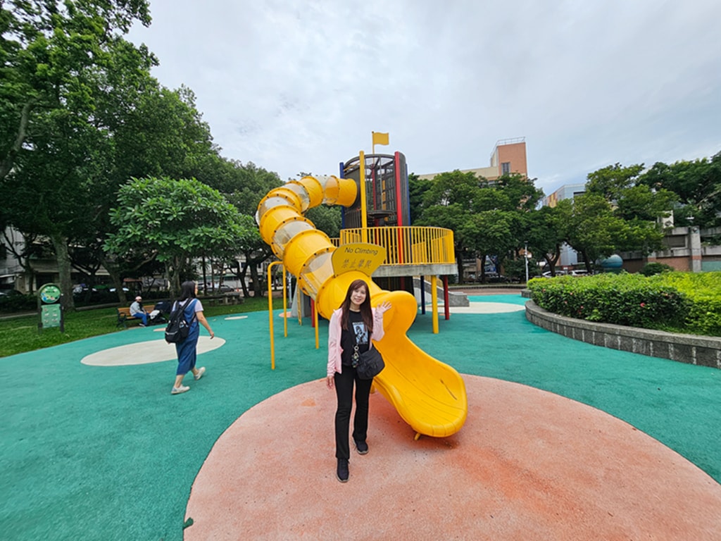 【台北特色公園】消防防災塔遊戲場~文山景華公園|高塔滑梯+旋轉飛輪+鞦韆區|景美站親子放電綠地 - 第14張圖 【台北特色公園】消防防災塔遊戲場~文山景華公園|高塔滑梯+旋轉飛輪+鞦韆區|景美站親子放電綠地