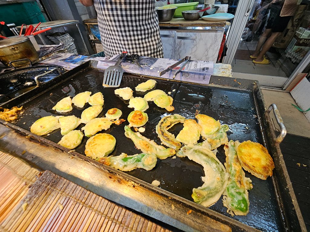 【韓國釜山美食】韓國在地人也愛的市場美食~釜山海雲台傳統市場｜炸物、蒸餃、在地小吃一路吃不停｜蜂巢冰淇淋+鯛魚燒｜爐紅餃子刀削麵