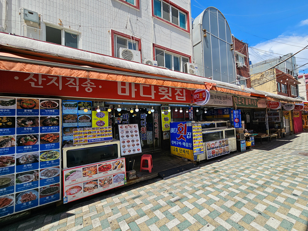 【韓國釜山美食】韓國在地人也愛的市場美食~釜山海雲台傳統市場｜炸物、蒸餃、在地小吃一路吃不停｜蜂巢冰淇淋+鯛魚燒｜爐紅餃子刀削麵