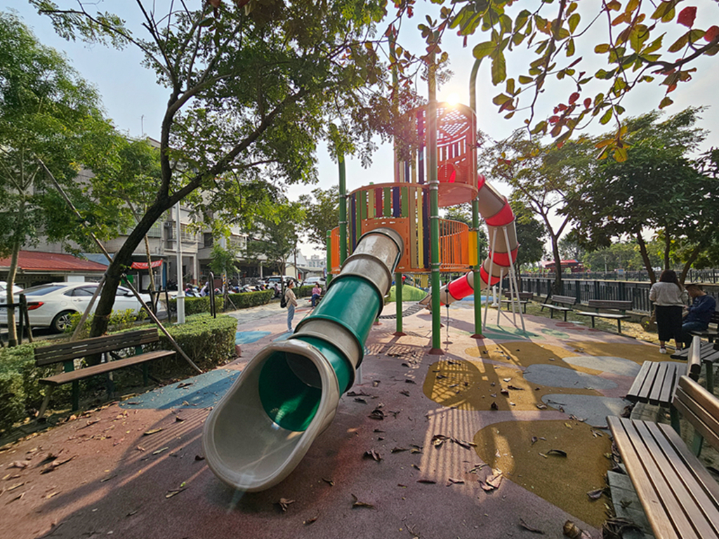 【屏東特色公園】雙座攀爬溜滑梯~內埔龍頸溪溪畔公園｜3D彩繪地景｜景觀台＋夜間光影｜鯨魚攀爬架＋草坡遊戲區