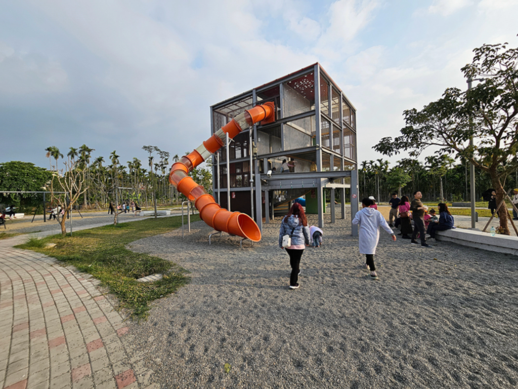 【屏東特色公園】8米高客家迷宮遊具~竹田共融遊戲場｜6.5米溜滑梯｜半日遊輕旅行｜搭火車就能玩