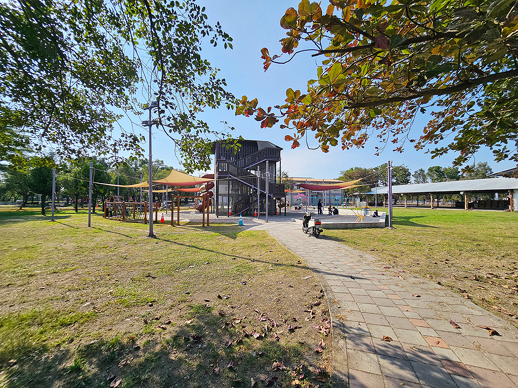 【屏東特色公園】客家樹屋編織遊戲場~佳冬共融遊戲場(佳冬國小)｜11米高塔溜滑梯｜沙坑挖土機+多元鞦韆區｜藏在校園裡的放電秘境