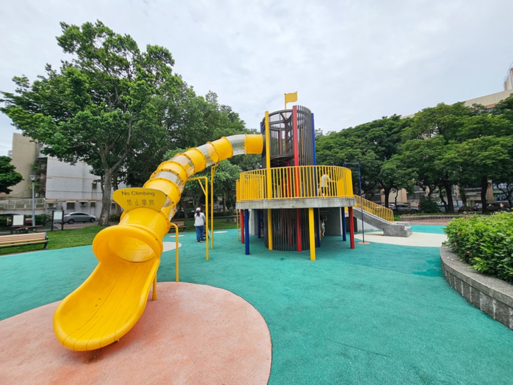 【台北特色公園】消防防災塔遊戲場~文山景華公園｜高塔滑梯＋旋轉飛輪＋鞦韆區｜景美站親子放電綠地