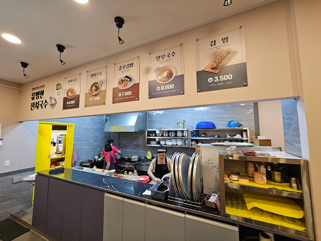 【韓國釜山美食】韓國在地人也愛的市場美食~釜山海雲台傳統市場｜炸物、蒸餃、在地小吃一路吃不停｜蜂巢冰淇淋+鯛魚燒｜爐紅餃子刀削麵