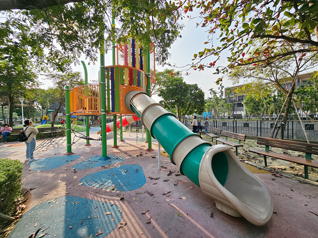 【屏東特色公園】雙座攀爬溜滑梯~內埔龍頸溪溪畔公園｜3D彩繪地景｜景觀台＋夜間光影｜鯨魚攀爬架＋草坡遊戲區
