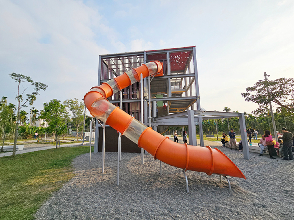 【屏東特色公園】8米高客家迷宮遊具~竹田共融遊戲場｜6.5米溜滑梯｜半日遊輕旅行｜搭火車就能玩