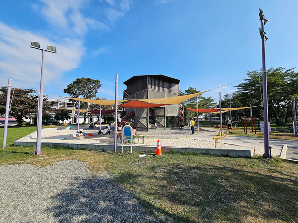 【屏東特色公園】客家樹屋編織遊戲場~佳冬共融遊戲場(佳冬國小)｜11米高塔溜滑梯｜沙坑挖土機+多元鞦韆區｜藏在校園裡的放電秘境