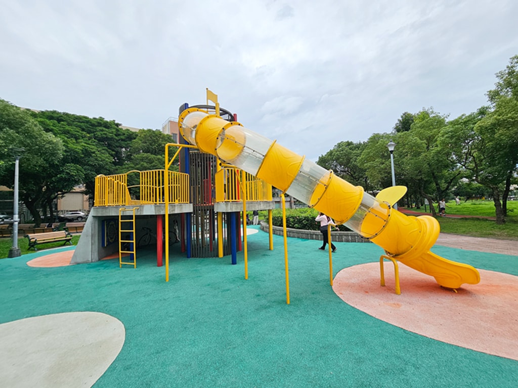【台北特色公園】消防防災塔遊戲場~文山景華公園｜高塔滑梯＋旋轉飛輪＋鞦韆區｜景美站親子放電綠地