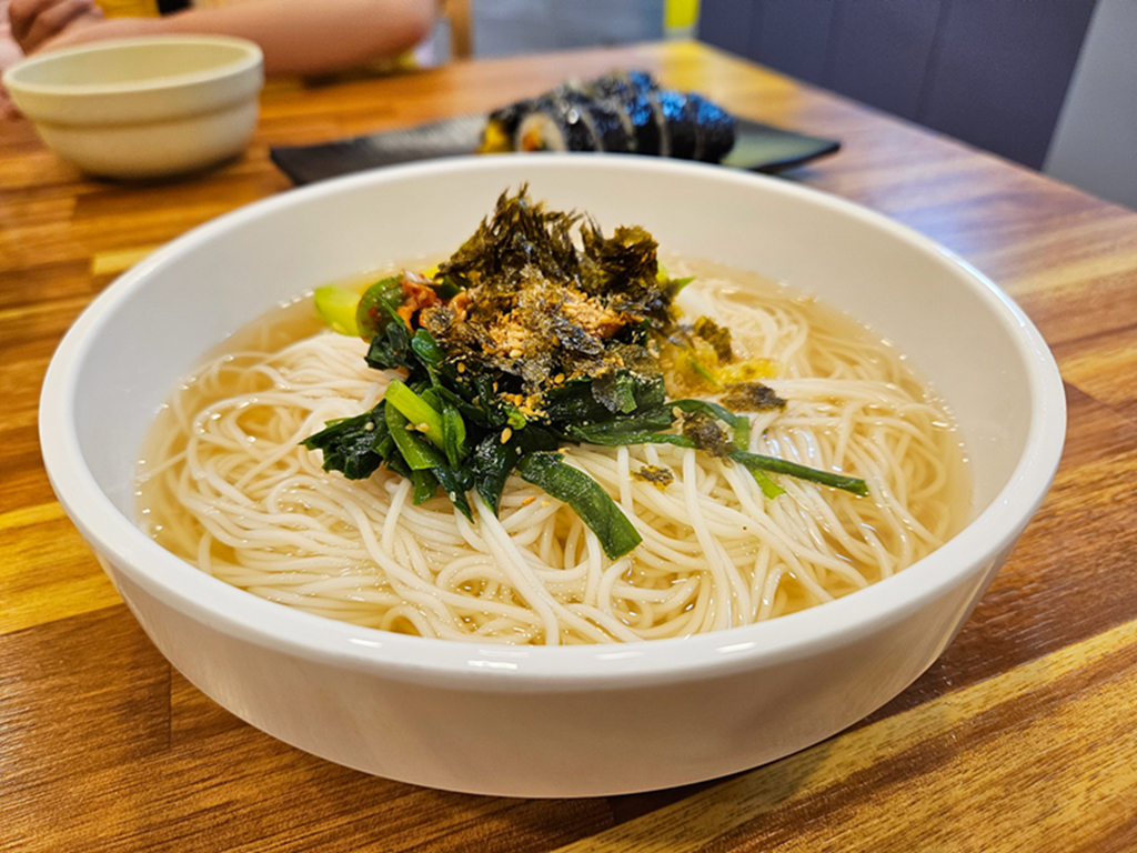 【韓國釜山美食】韓國在地人也愛的市場美食~釜山海雲台傳統市場｜炸物、蒸餃、在地小吃一路吃不停｜蜂巢冰淇淋+鯛魚燒｜爐紅餃子刀削麵