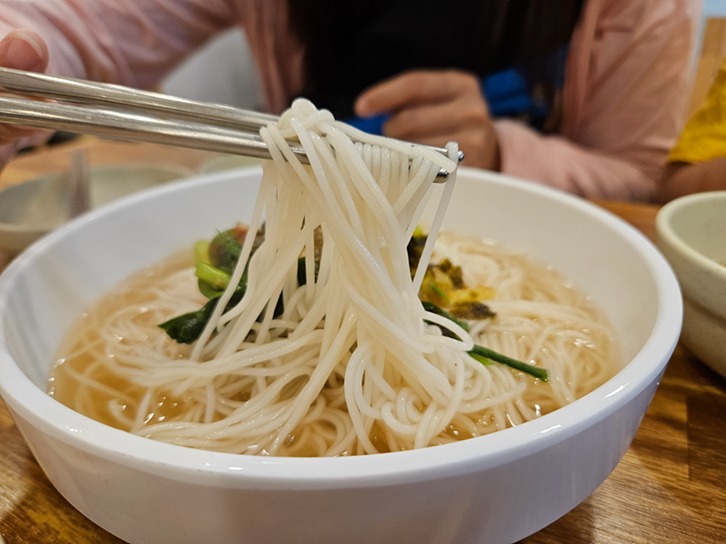 【韓國釜山美食】韓國在地人也愛的市場美食~釜山海雲台傳統市場|炸物、蒸餃、在地小吃一路吃不停|蜂巢冰淇淋+鯛魚燒|爐紅餃子刀削麵 - 第35張圖 【韓國釜山美食】韓國在地人也愛的市場美食~釜山海雲台傳統市場|炸物、蒸餃、在地小吃一路吃不停|蜂巢冰淇淋+鯛魚燒|爐紅餃子刀削麵