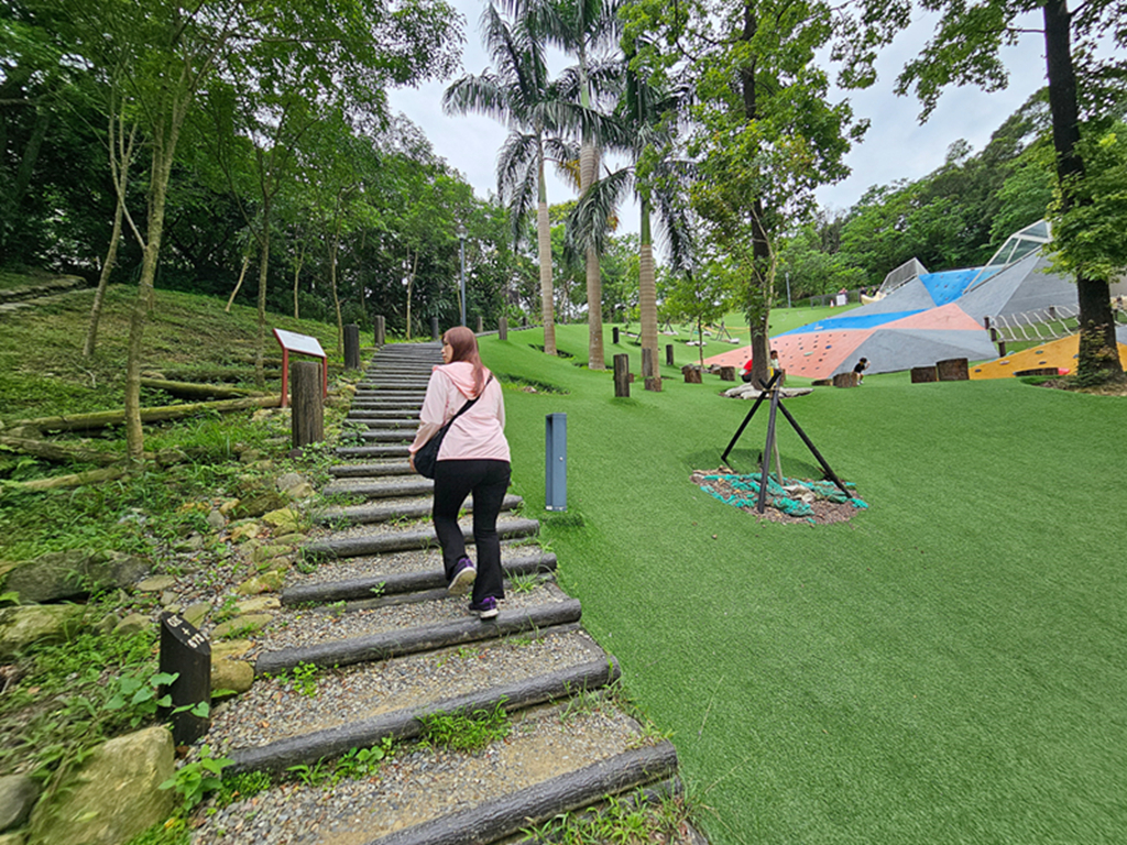 【台北特色公園】趣探險之丘~文山森林公園｜超長溜滑梯＋森林步道＋觀景平台一次玩｜萬隆站親子放電綠地