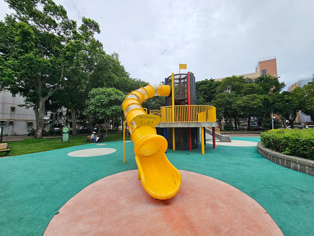 【台北特色公園】消防防災塔遊戲場~文山景華公園|高塔滑梯+旋轉飛輪+鞦韆區|景美站親子放電綠地 - 第3張圖 【台北特色公園】消防防災塔遊戲場~文山景華公園|高塔滑梯+旋轉飛輪+鞦韆區|景美站親子放電綠地