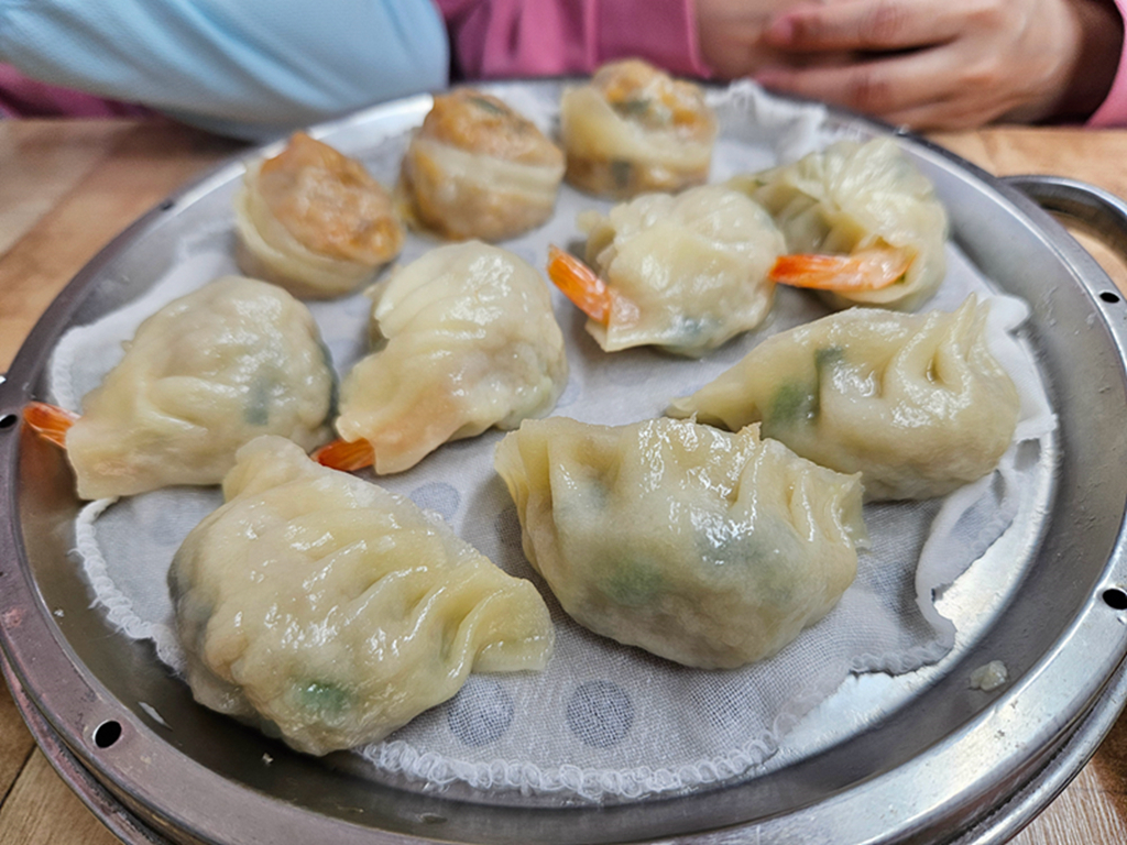【韓國釜山美食】韓國在地人也愛的市場美食~釜山海雲台傳統市場|炸物、蒸餃、在地小吃一路吃不停|蜂巢冰淇淋+鯛魚燒|爐紅餃子刀削麵 - 第38張圖 【韓國釜山美食】韓國在地人也愛的市場美食~釜山海雲台傳統市場|炸物、蒸餃、在地小吃一路吃不停|蜂巢冰淇淋+鯛魚燒|爐紅餃子刀削麵