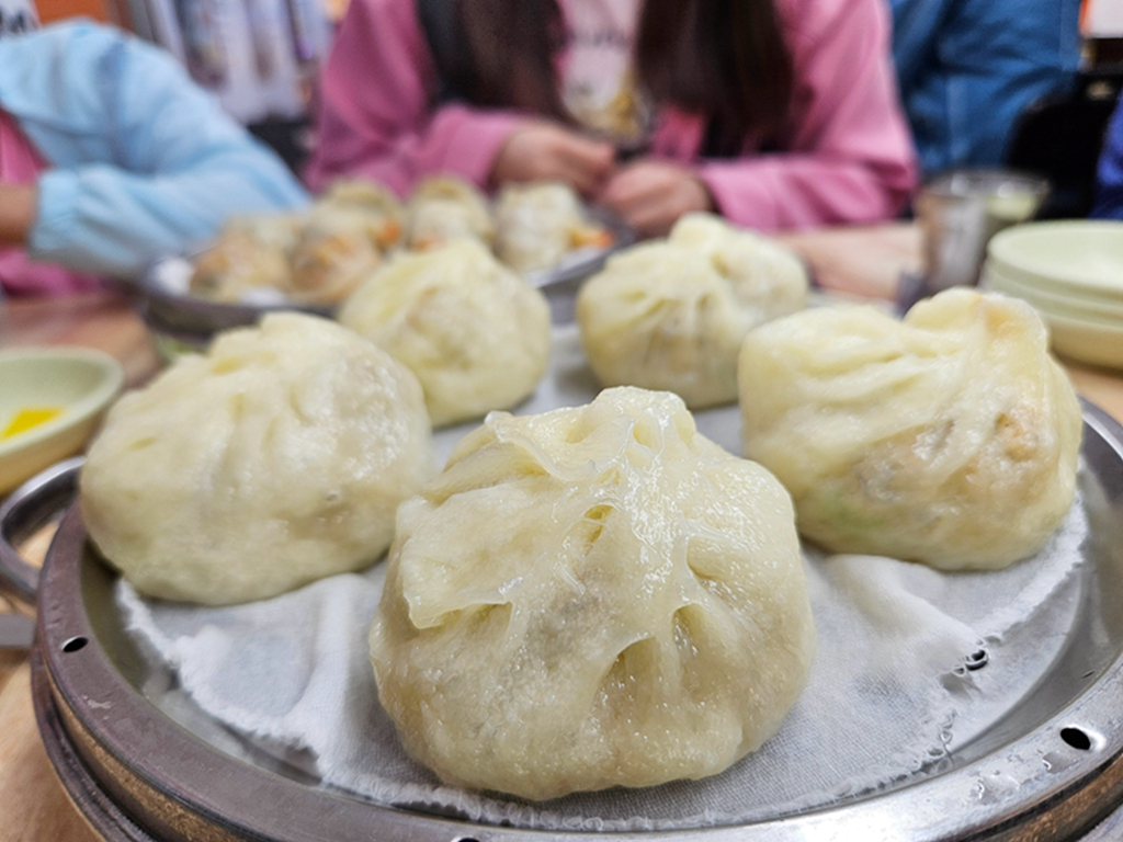 【韓國釜山美食】韓國在地人也愛的市場美食~釜山海雲台傳統市場|炸物、蒸餃、在地小吃一路吃不停|蜂巢冰淇淋+鯛魚燒|爐紅餃子刀削麵 - 第39張圖 【韓國釜山美食】韓國在地人也愛的市場美食~釜山海雲台傳統市場|炸物、蒸餃、在地小吃一路吃不停|蜂巢冰淇淋+鯛魚燒|爐紅餃子刀削麵