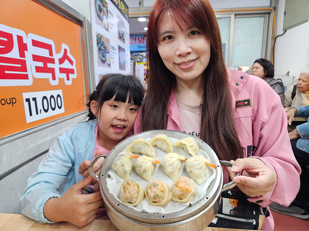 【韓國釜山美食】韓國在地人也愛的市場美食~釜山海雲台傳統市場｜炸物、蒸餃、在地小吃一路吃不停｜蜂巢冰淇淋+鯛魚燒｜爐紅餃子刀削麵