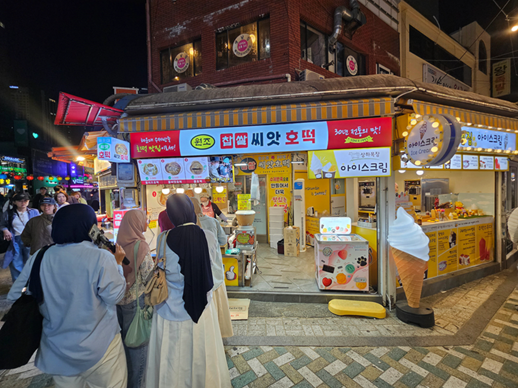 【韓國釜山美食】韓國在地人也愛的市場美食~釜山海雲台傳統市場｜炸物、蒸餃、在地小吃一路吃不停｜蜂巢冰淇淋+鯛魚燒｜爐紅餃子刀削麵