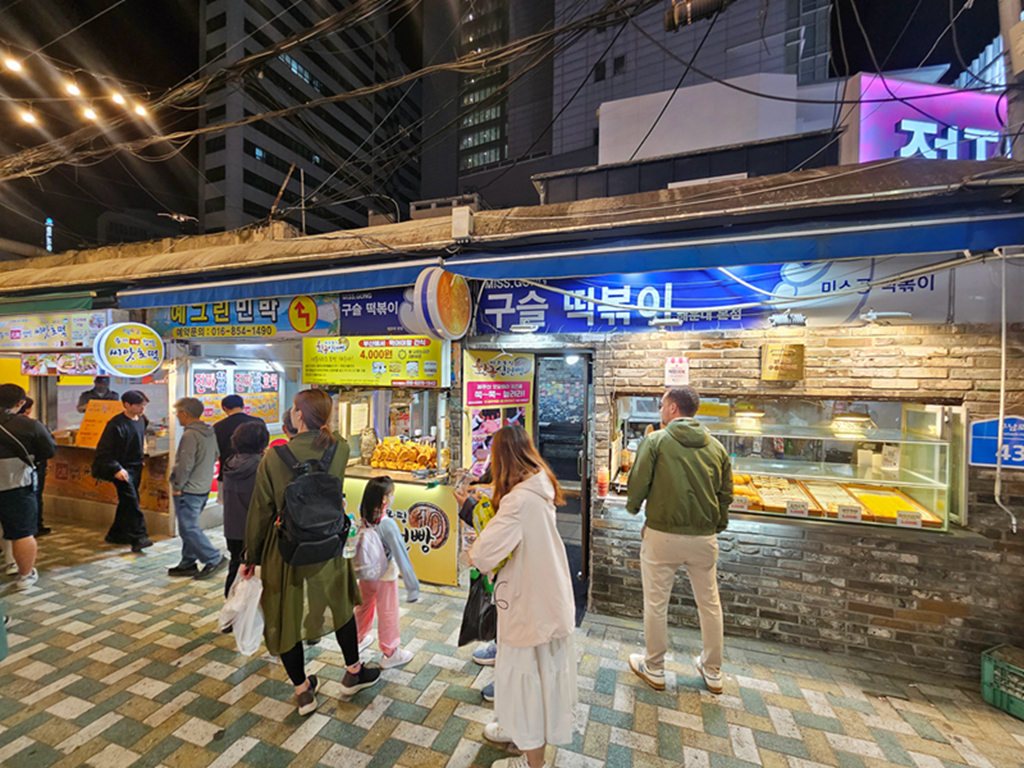 【韓國釜山美食】韓國在地人也愛的市場美食~釜山海雲台傳統市場｜炸物、蒸餃、在地小吃一路吃不停｜蜂巢冰淇淋+鯛魚燒｜爐紅餃子刀削麵