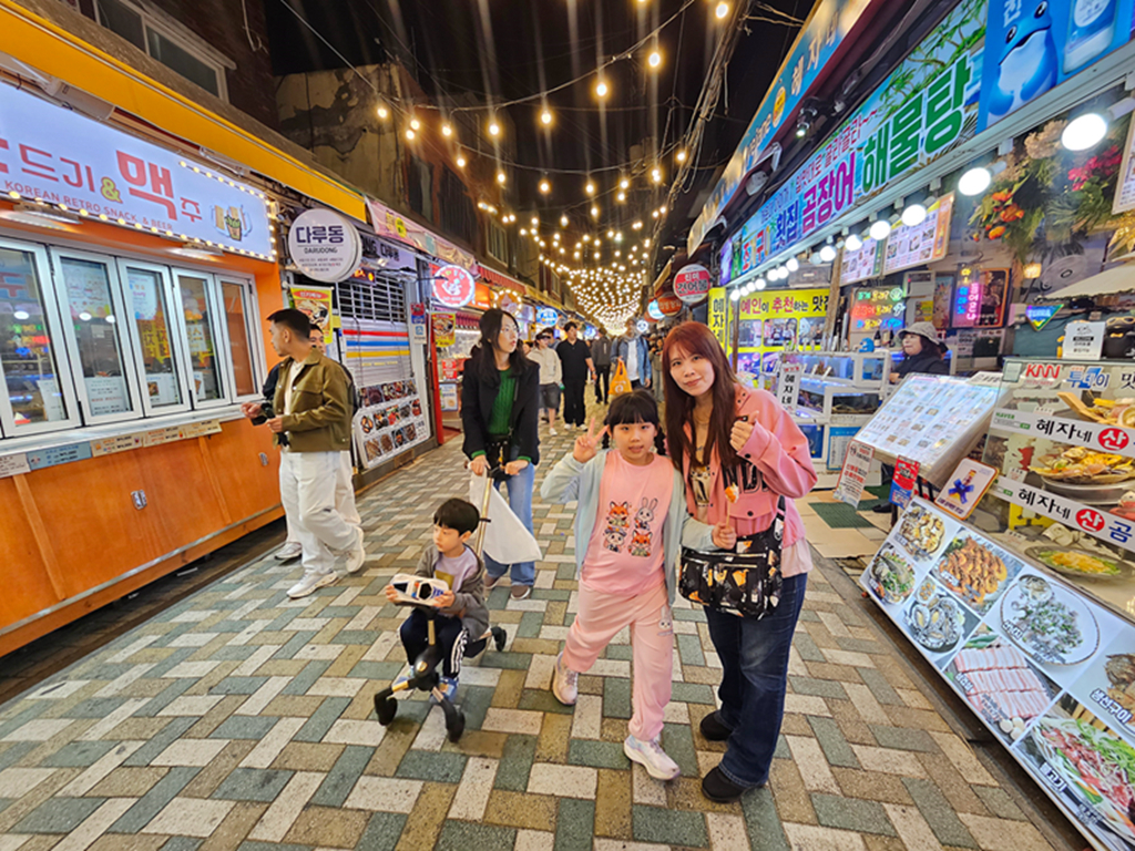 【韓國釜山美食】韓國在地人也愛的市場美食~釜山海雲台傳統市場|炸物、蒸餃、在地小吃一路吃不停|蜂巢冰淇淋+鯛魚燒|爐紅餃子刀削麵 - 第45張圖 【韓國釜山美食】韓國在地人也愛的市場美食~釜山海雲台傳統市場|炸物、蒸餃、在地小吃一路吃不停|蜂巢冰淇淋+鯛魚燒|爐紅餃子刀削麵
