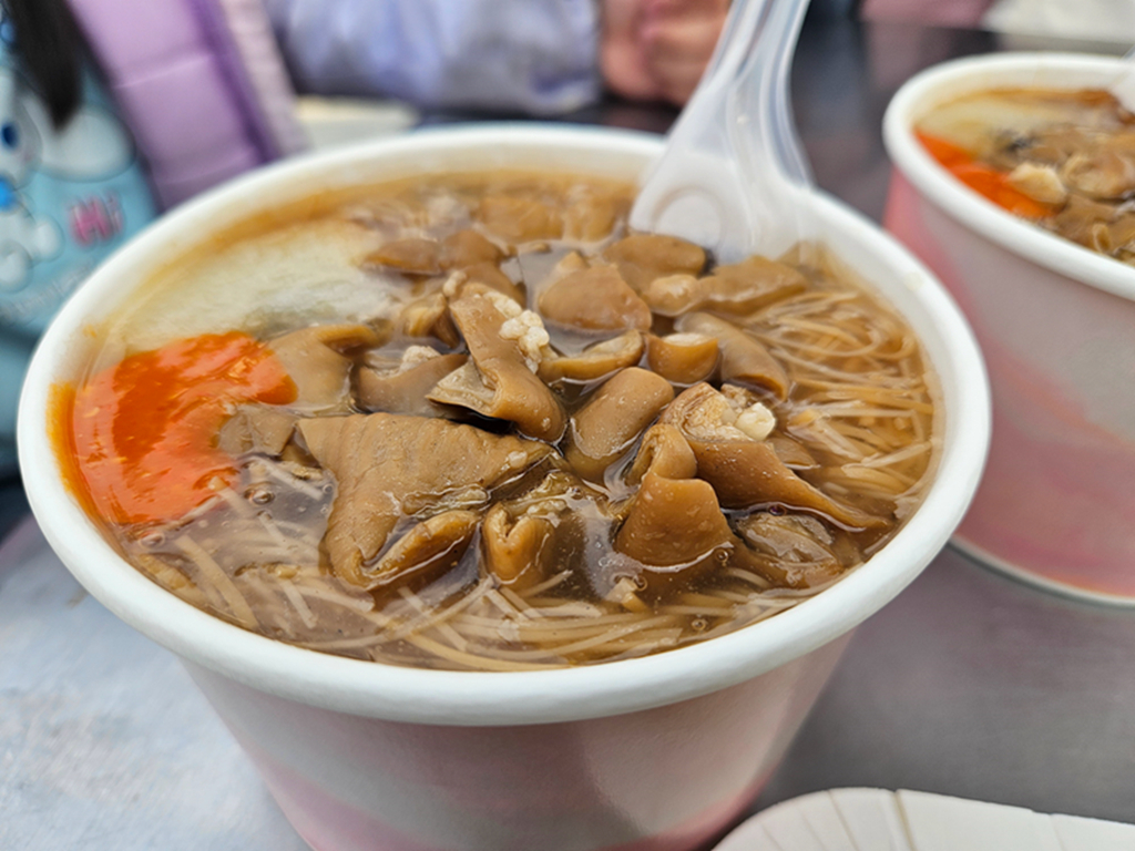 【屏東小吃美食】屏東內埔轉角美食~彎道厝臭豆腐·大腸麵線｜在地人推薦經典小吃組合｜台式銅板美食