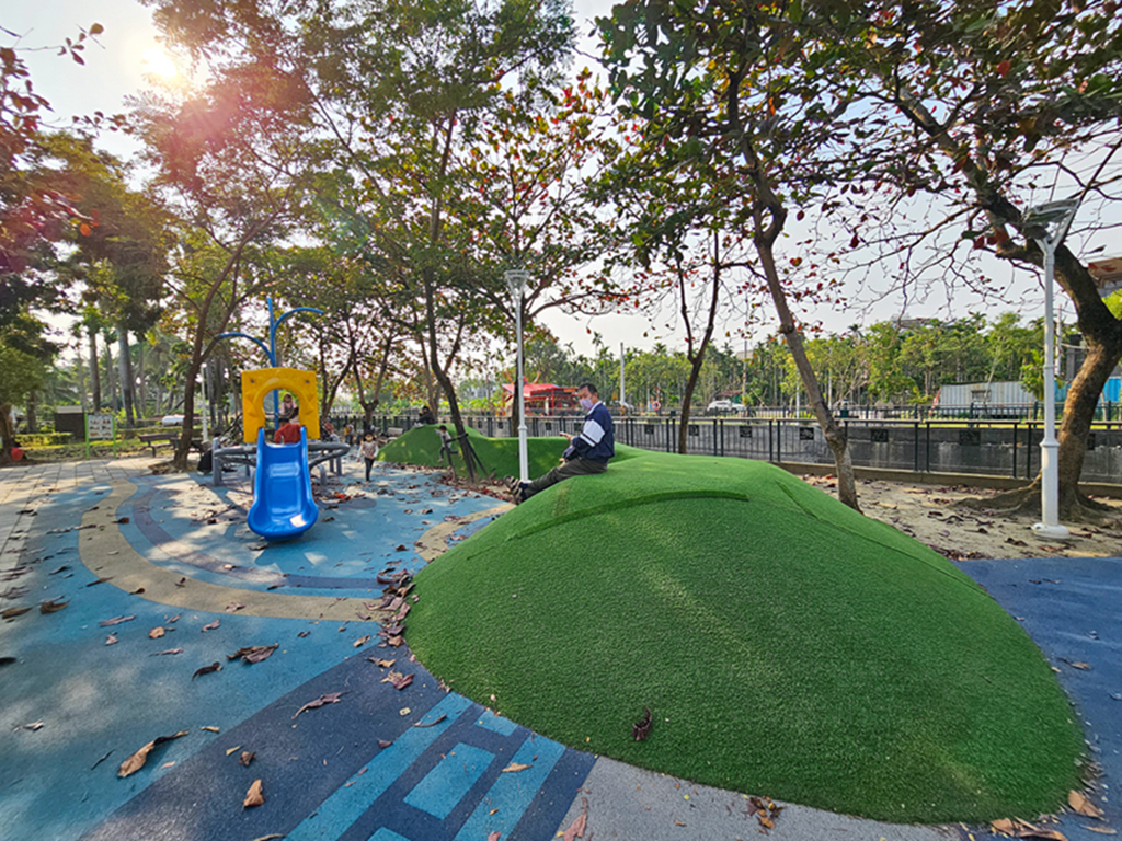【屏東特色公園】雙座攀爬溜滑梯~內埔龍頸溪溪畔公園｜3D彩繪地景｜景觀台＋夜間光影｜鯨魚攀爬架＋草坡遊戲區