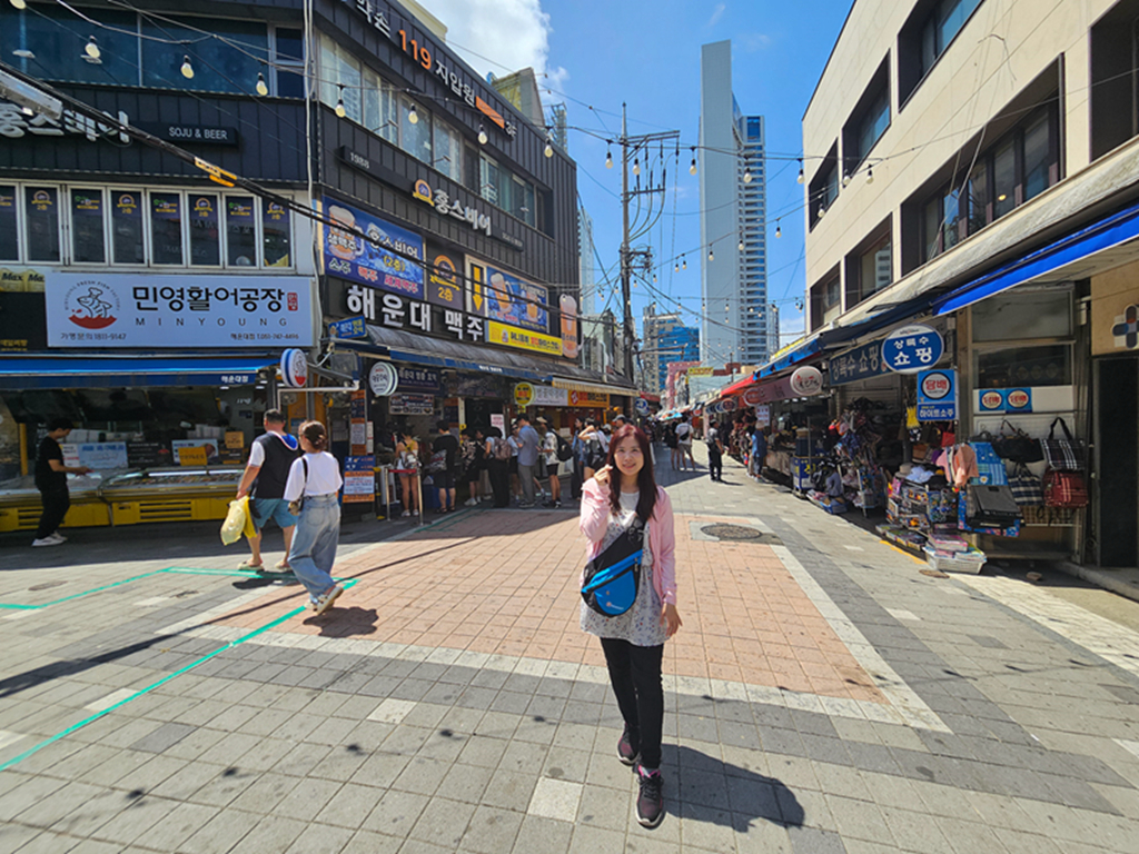 【韓國釜山美食】韓國在地人也愛的市場美食~釜山海雲台傳統市場｜炸物、蒸餃、在地小吃一路吃不停｜蜂巢冰淇淋+鯛魚燒｜爐紅餃子刀削麵
