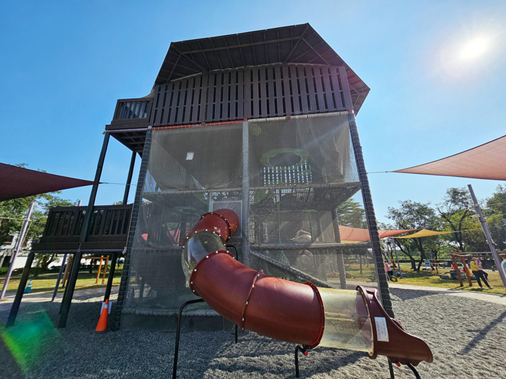 【屏東特色公園】客家樹屋編織遊戲場~佳冬共融遊戲場(佳冬國小)｜11米高塔溜滑梯｜沙坑挖土機+多元鞦韆區｜藏在校園裡的放電秘境