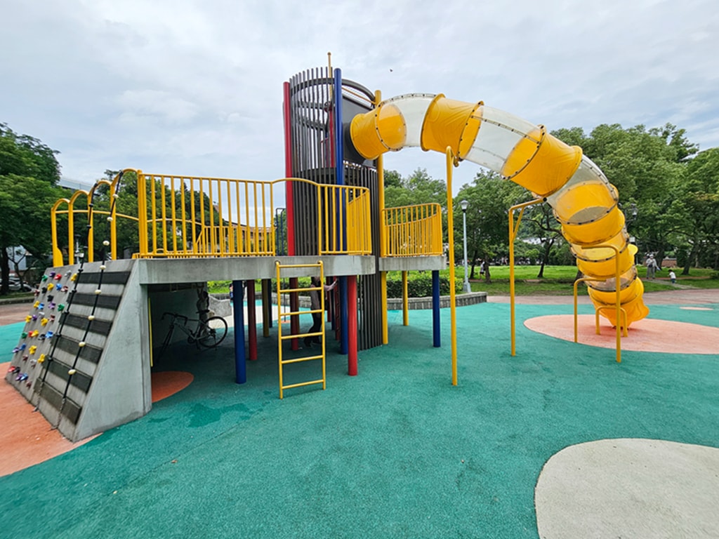 【台北特色公園】消防防災塔遊戲場~文山景華公園｜高塔滑梯＋旋轉飛輪＋鞦韆區｜景美站親子放電綠地