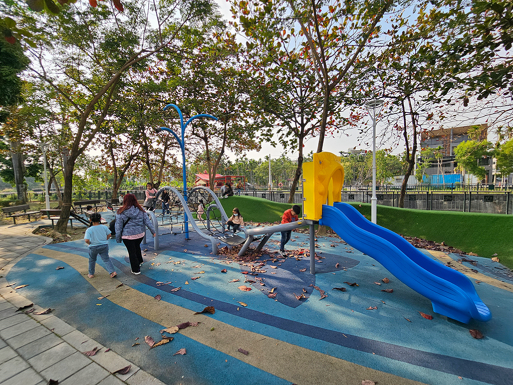 【屏東特色公園】雙座攀爬溜滑梯~內埔龍頸溪溪畔公園｜3D彩繪地景｜景觀台＋夜間光影｜鯨魚攀爬架＋草坡遊戲區