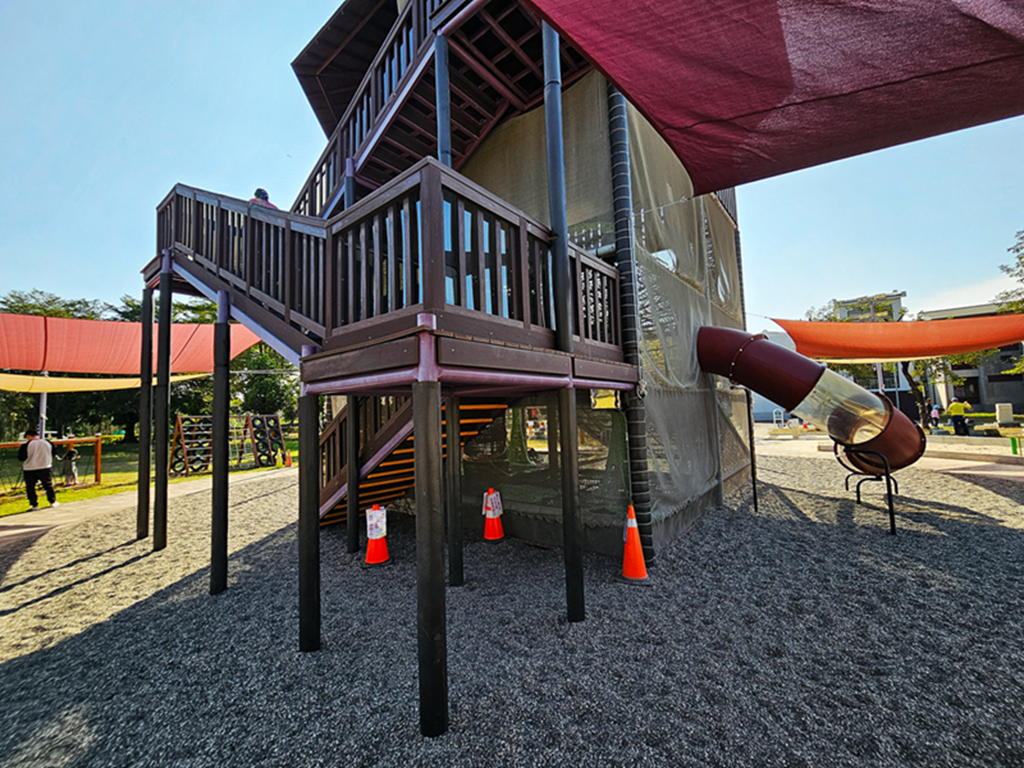【屏東特色公園】客家樹屋編織遊戲場~佳冬共融遊戲場(佳冬國小)｜11米高塔溜滑梯｜沙坑挖土機+多元鞦韆區｜藏在校園裡的放電秘境