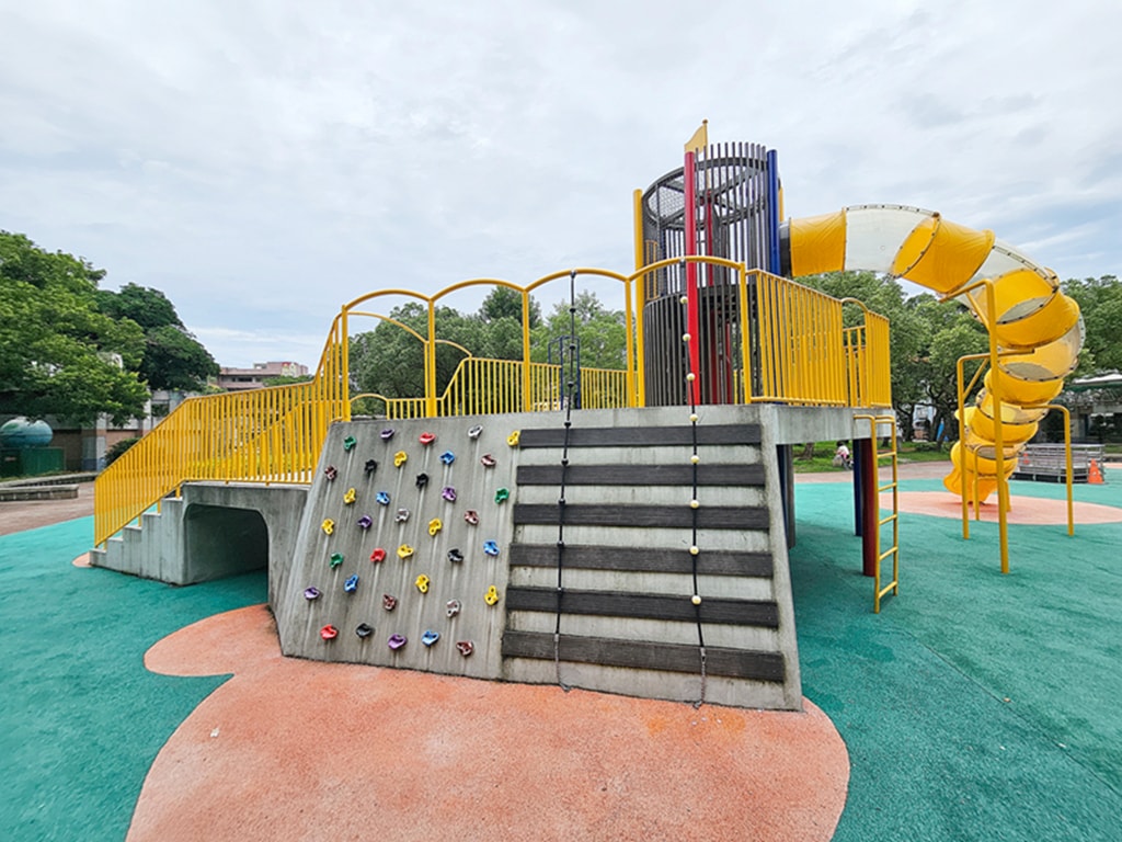 【台北特色公園】消防防災塔遊戲場~文山景華公園｜高塔滑梯＋旋轉飛輪＋鞦韆區｜景美站親子放電綠地