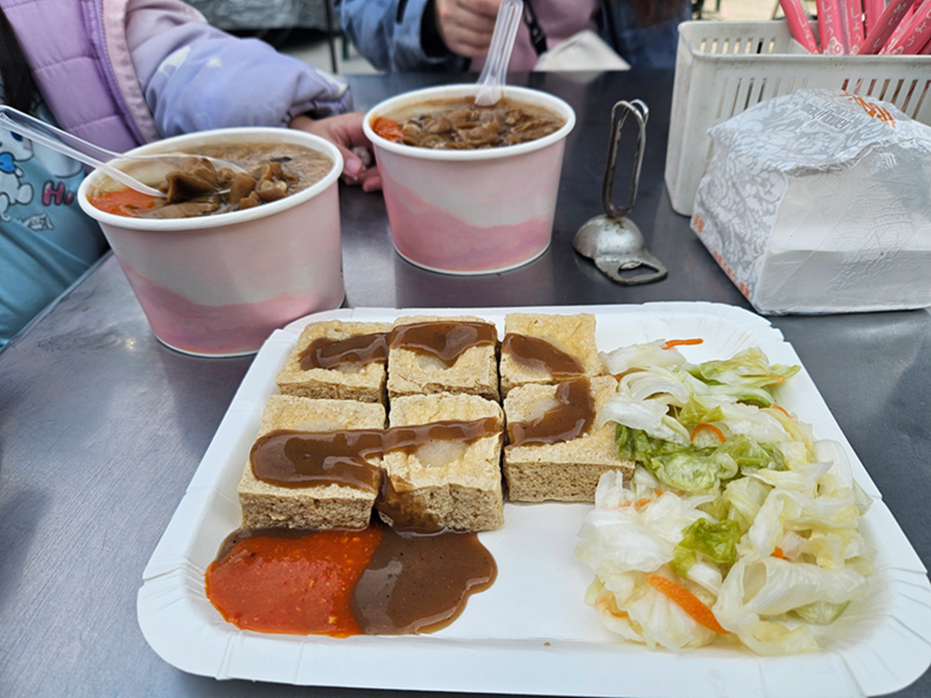 【屏東小吃美食】屏東內埔轉角美食~彎道厝臭豆腐·大腸麵線｜在地人推薦經典小吃組合｜台式銅板美食